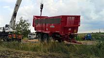 Převrácený traktor i s vlečkou plnou oblií u Prace na Brněnsku.