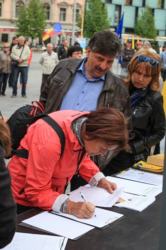 Lidé protestovali na brněnském náměstí Svobody proti anglickému označení Czechia pro Českou republiku v zahraničí. Akci uspořádala politická strana Moravané.