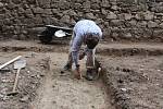 Archeologové při výzkumu ve vstupním prostoru kláštera Rosa Coeli odkryli podlahy kostela a stavební úrovně ze 14. století a také čtveřici hrobů.