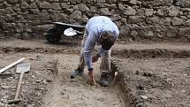 Archeologové při výzkumu ve vstupním prostoru kláštera Rosa Coeli odkryli podlahy kostela a stavební úrovně ze 14. století a také čtveřici hrobů.