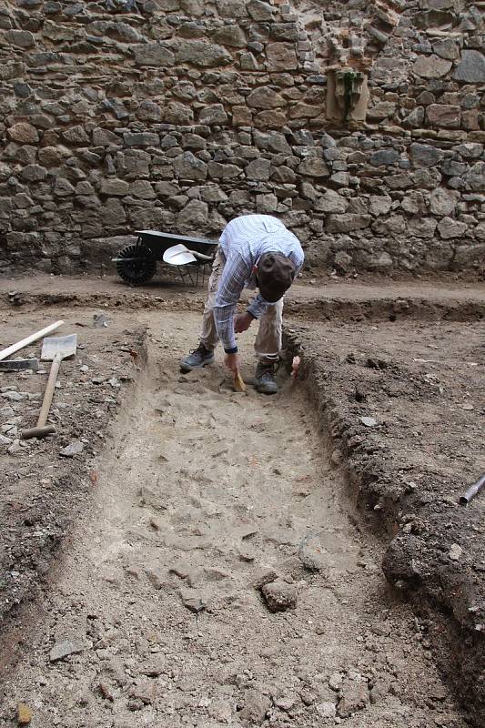 Archeologové při výzkumu ve vstupním prostoru kláštera Rosa Coeli odkryli podlahy kostela a stavební úrovně ze 14. století a také čtveřici hrobů.