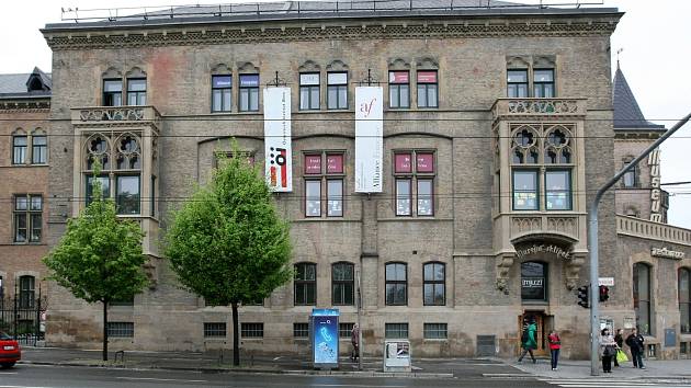 Berglerův palác známější Brňanům pod jménem Muzejka upoutá cihlovou fasádou a detaily typickými pro novogotický sloh. Dřív tam byla kavárna i restaurace, dnes je budova prázdná. 