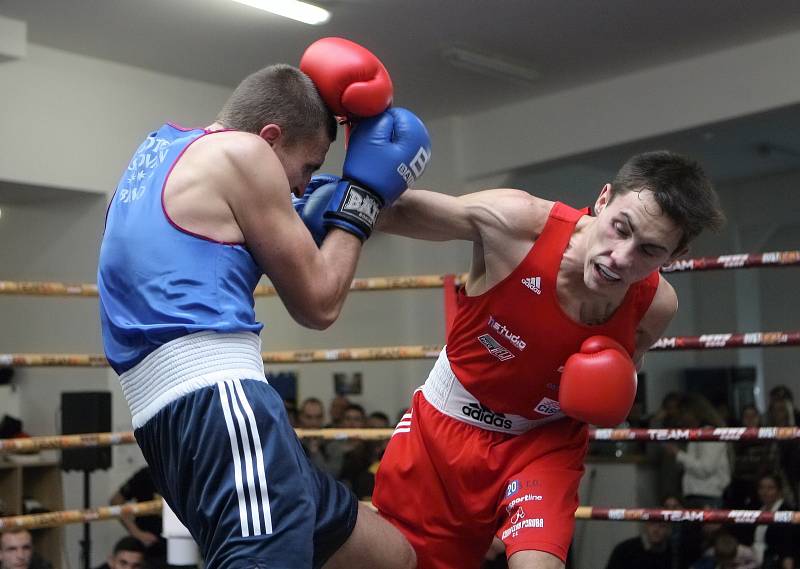 Ze sedmi zápasů se boxeři brněnského Knokautu (v modrém) dočkali tří vítězství a ve třetím kole moravské druhé ligy si připsali do pořadí šest bodů.