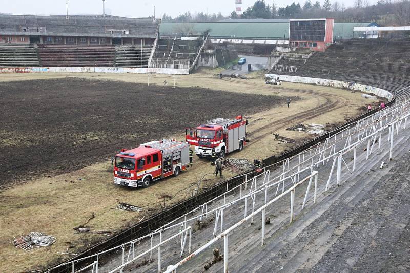 Mlha, déšť, bláto a vítr. Tak vypadá nedělní dopoledne v Brně. Nic z toho však neodradí skalní fanoušky brněnského fotbalového klubu Zbrojovka, aby přišli a přiložili ruku k dílu. Společnými silami se totiž snaží opravit legendární stadion Za Lužánkami.