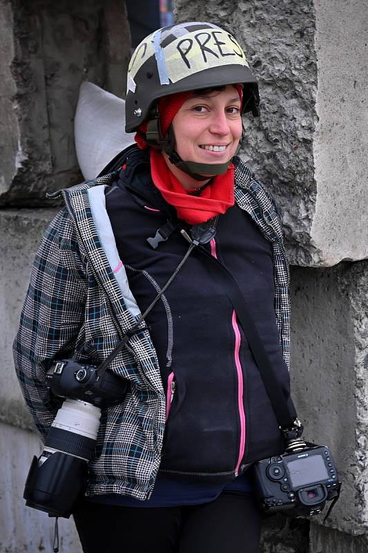 Brněnská fotografka Majda Slámová se v úterý vrátila z války na Ukrajině. Vojáci ruské armády na ni stříleli z pár metrů. Stihla se schovat do nejbližšího krytu.