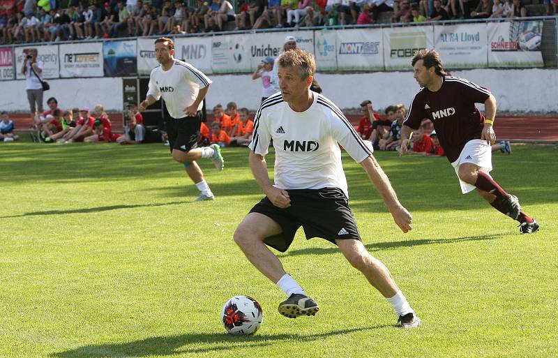 V sobotu se viceprezident Juventusu a držitel Zlatého míče Pavel Nedvěd s bývalými reprezentačními parťáky a kamarády zúčastnil oslav výročí sta let třetiligového klubu a křtu nové umělé trávy.