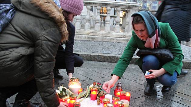 Lidé si ve čtvrtek připomněli na brněnském náměstí Svobody první výročí od vraždy slovenského novináře Jána Kuciaka.