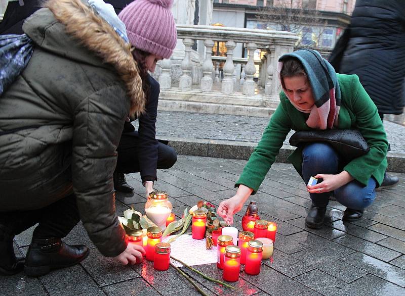 Lidé si ve čtvrtek připomněli na brněnském náměstí Svobody první výročí od vraždy slovenského novináře Jána Kuciaka.