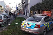 V Palackého ulici v Brně se v úterý střílelo. Na místě je jeden mrtvý a jeden zraněný.