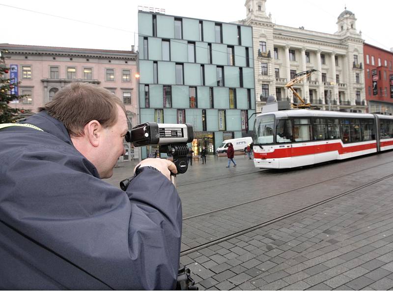 Redaktor Brněnského deníku Rovnost si jeden den vyzkoušel práci dispečera dopravního podniku.