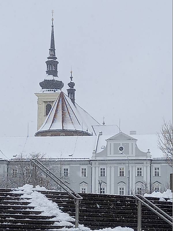 Předpověď meteorologů se vyplnila. V Brně od čtvrtečního rána hustě sněží.