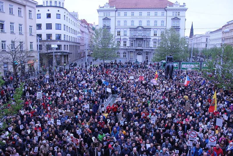 Demonstrace za svobodnou justici se v pondělí v Brně zúčastnilo podle policie 2000 lidí.