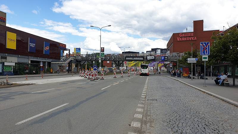 Dopravní omezení v Úzké ulici mezi galerií Vaňkovka a obchodním domem Tesco v Brně v neděli 12. července odpoledne.