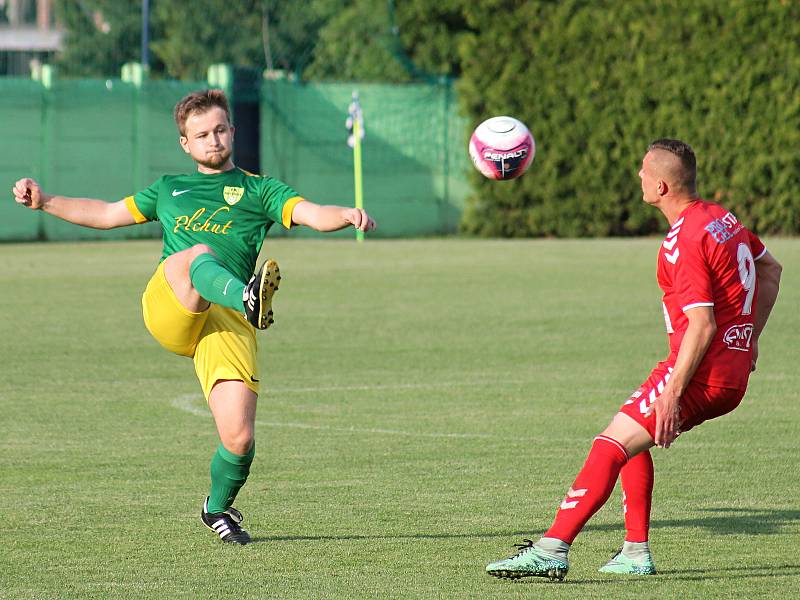 Ve finále krajského fotbalového poháru porazil Start Brno (červené dresy) Mutěnice 4:2.