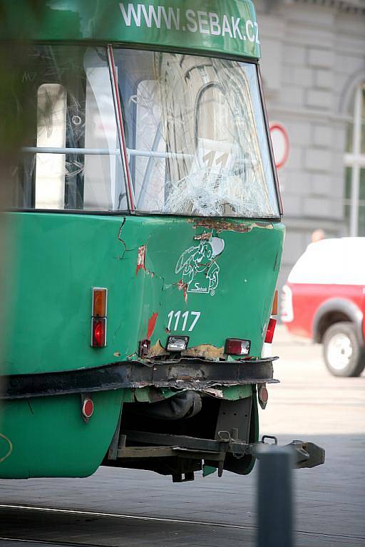 Odstavené havarované tramvaje v centru Brna.