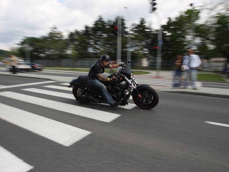 Za zvuku policejních sirén projížděly desítky motorkářů na strojích Harley-Davidson Brnem.