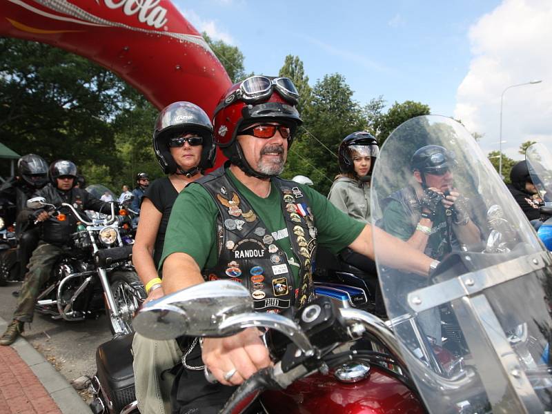 Za zvuku policejních sirén projížděly desítky motorkářů na strojích Harley-Davidson Brnem.