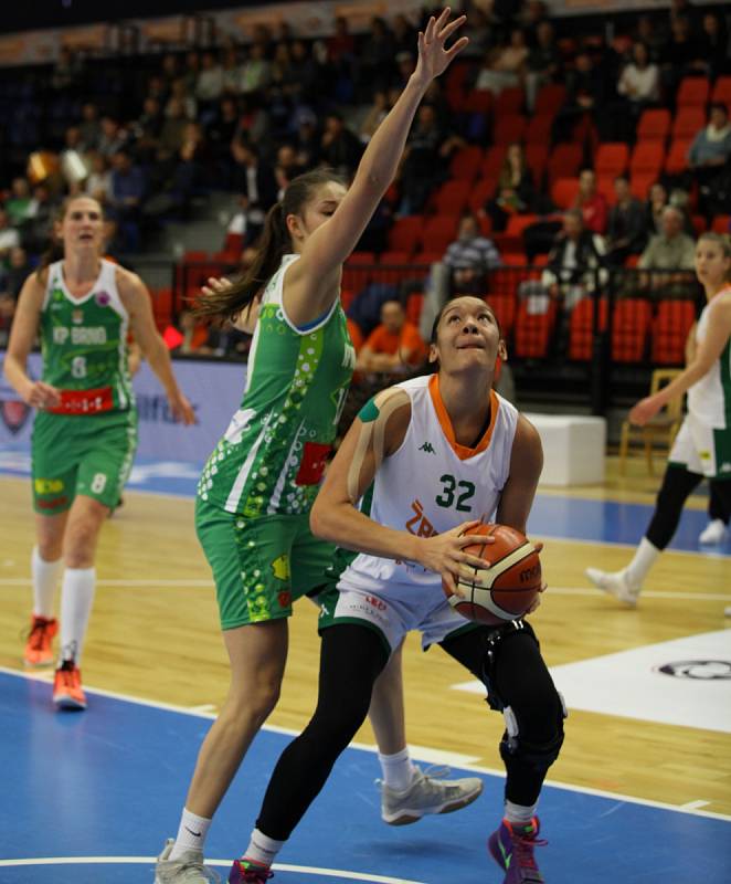 Před necelým rokem smutnily, soupeři se však pomstily. Královopolské basketbalistky (v zeleném) si v semifinále smlsly na Žabinách, které porazily 71:38 a postoupily do boje o zlato ve Final Four Českého poháru hrajícího se v Nymburku.