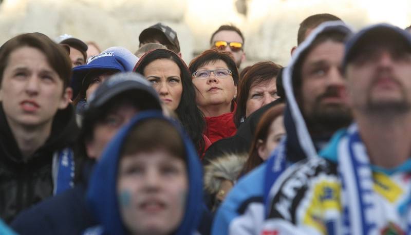  Tisíce fanoušků se znovu sešly před velkoplošnými obrazovkami na brněnském Zelném trhu, aby fandily Kometě ve třetím zápase finálové série hokejové extraligy proti Bílým Tygrům z Liberce.