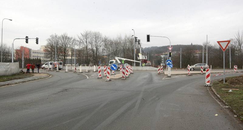 Na brněnských silnicích bude od příštího týdne o něco bezpečněji. Pomůžou nové semafory. V křižovatce Veslařské a Kníničské ulice u komínské vozovny se poprvé rozsvítí v pondělí.