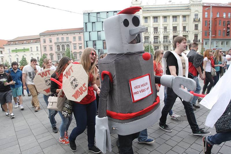 Máj padla, vstříc oslavám. Symbolické pořezání májky na náměstí Svobody předznamenalo festivalový den Brněnského Majálesu, který po poledni začal v areálu brněnského výstaviště.