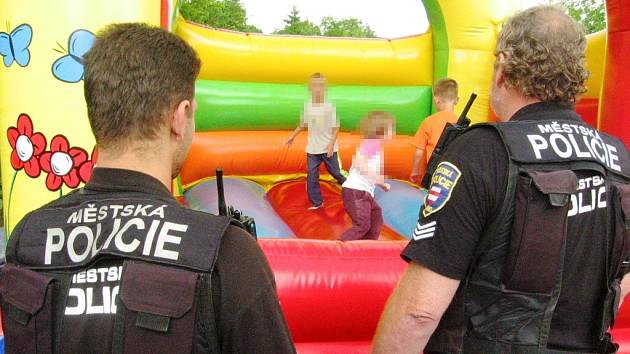 Strážníci městské policie hlídají ztracené děvčátko.