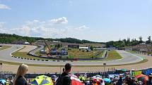 Brno - Fanoušci ze zaplněných tribun sledovali závody letošní motocyklové Velké ceny na brněnském Masarykově okruhu.