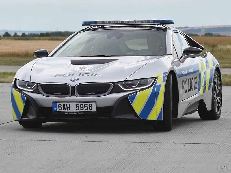 Supersport BMW i8. Policie si od auta slibuje hlavně větší ukázněnost řidičů na dálnici.