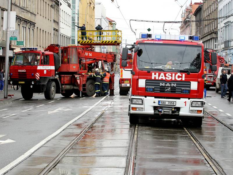 Převrácená hasičská cisterna v Brně.