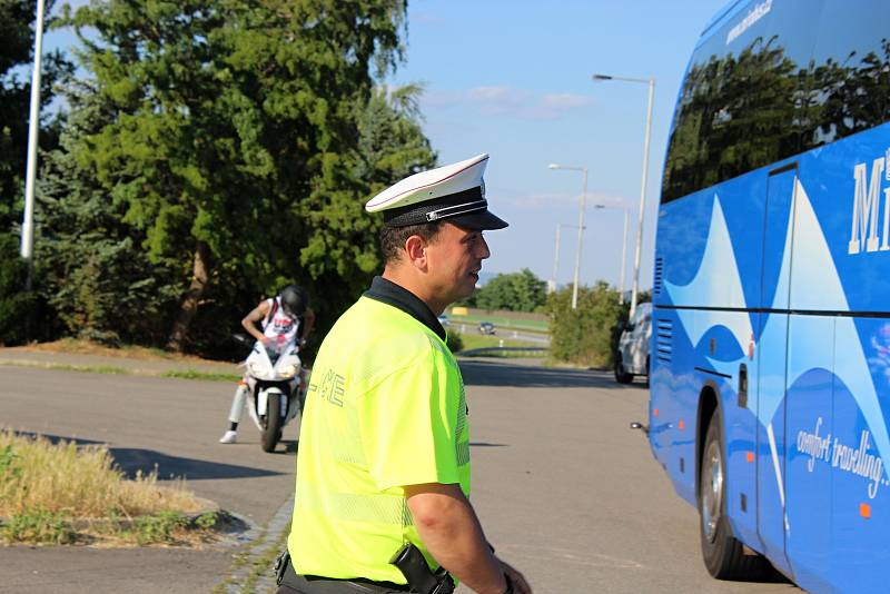 Policisté kontrolovali na odpočívadle u dálnice D52 u Rajhradu autobusy a jejich řidiče. Ilustrační foto. 