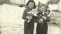 Vánoce 1953. Jsem na ní s bratříčkem a držíme dvě naše první panenky, které jsme dostali od  tety k vánocům. Dostali jsme je oba, aby jsme se nehádali. Jedna se ale ztratila a druhá našla pak své místo jako dekorace v ložnici na stolku.