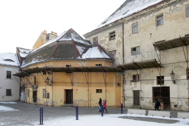 Ve velmi špatném stavu je například dlouhodobě opuštěný bývalý františkánský klášter v centru Brna ve Františkánské ulici. Podle brněnských památkářů patří ke čtyřem nejohroženějším památkám ve městě.
