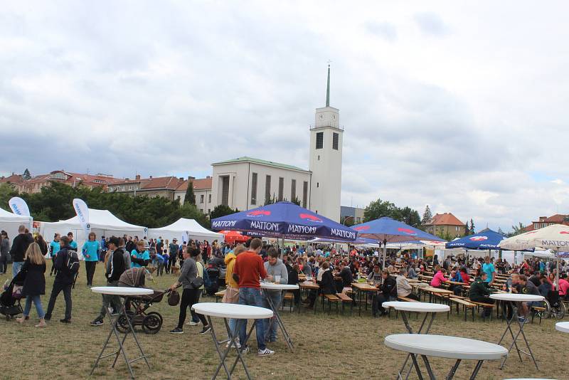 Lidé navštívili již osmý ročník festivalu Slavnosti moře. Letos byl na Kraví hoře. Návštěvníci tam ochutnali různé rybí speciality.