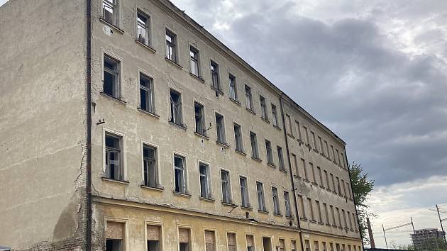 Vedle sebe stojící budovy v brněnské Trnité ulici čeká demolice kvůli novému hlavnímu vlakovému nádraží.