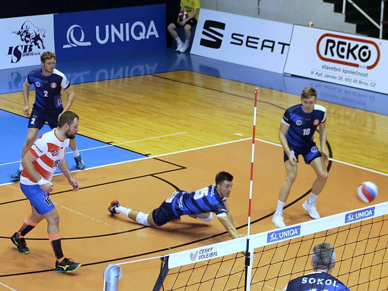 Ve třetím utkání semifinále I. ligy prohráli volejbalisté Sokola Bučovice (modré dresy) v Brně s Volejbalem Brno B 0:3. Stejným poměrem Brnané vyhráli i celou sérii.