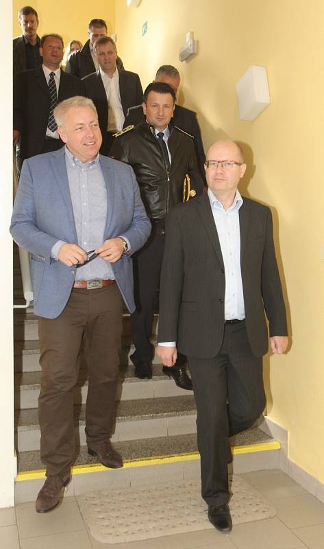 Premiér Bohuslav Sobotka a ministr vnitra Milan Chovanec v neděli navštívili přijímací tábor pro zajištění cizinců v Zastávce na Brněnsku. Přijeli se podívat, jak zařízení funguje, a hovořili s jeho vedením.