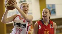 Svěřenky trenéra Viktora Pruši porazily v neděli těsně Spartu 72:70.