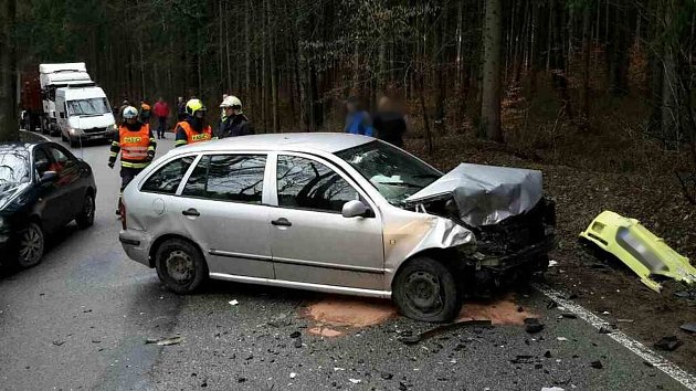 Hromadná nehoda se odehrála ve čtvrtek na silnici vedoucí z Březiny do Ochozi u Brna. Ke srážce tří osobních aut došlo krátce po jedenácté hodině dopoledne.