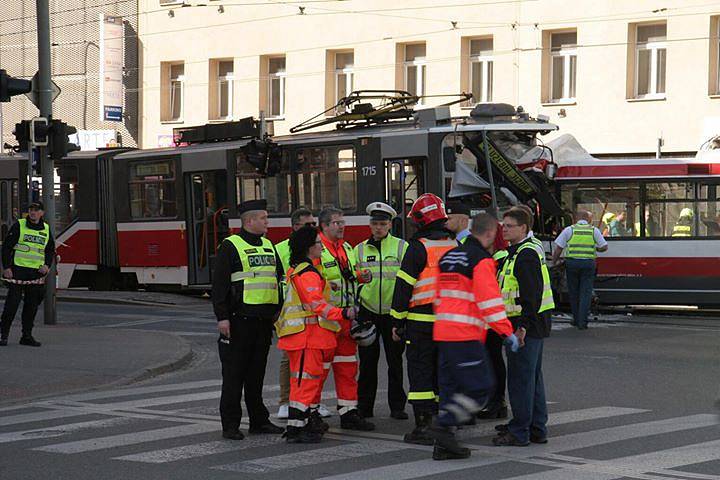 Srážka tramvaje a trolejbusu v brněnské Křenové ulici.