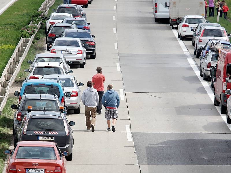 Před desátou hodinou se ve směru na Vyškov u Bedřichovic na Brněnsku srazila tři nákladní auta.