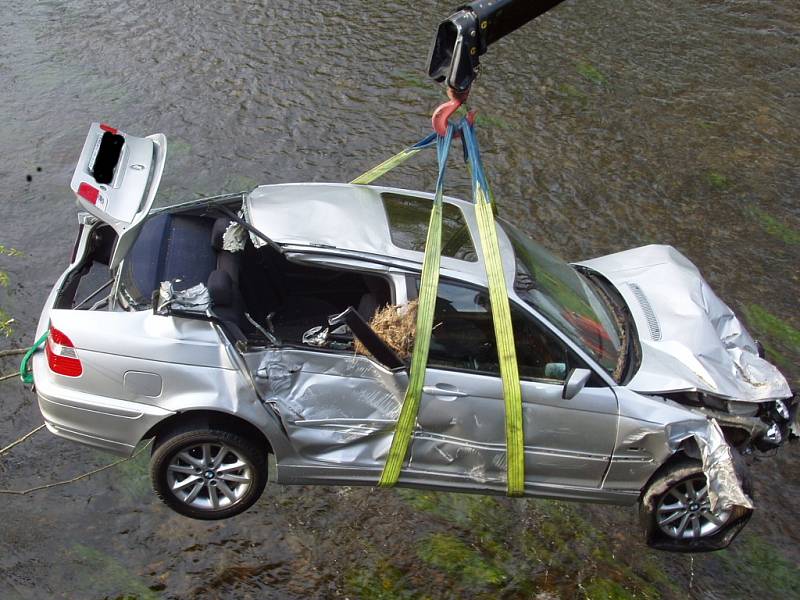 Hasiči vyprošťují havarované BMW z řeky Svratky u obce Březina na Brněnsku.