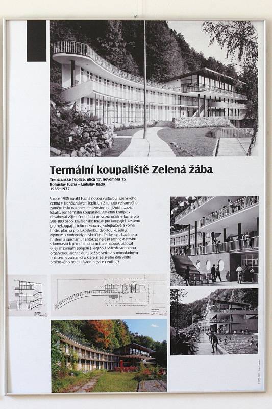 Výstavy mapující dílo architekta Bohuslava Fuchse putují po celé republice už od března, kdy by umělec oslavil 120. narozeniny. Expozice rodinných domů z jeho dílny dorazila ve čtvrtek do Znojma. O pátku je pak k vidění i výstava v Brně.