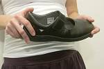 Vědci z Fakulty sportovních studií Masarykovy univerzity vyvíjí boty pro těhotné ženy, které jim pomohou zmírnit zdravotní potíže.
