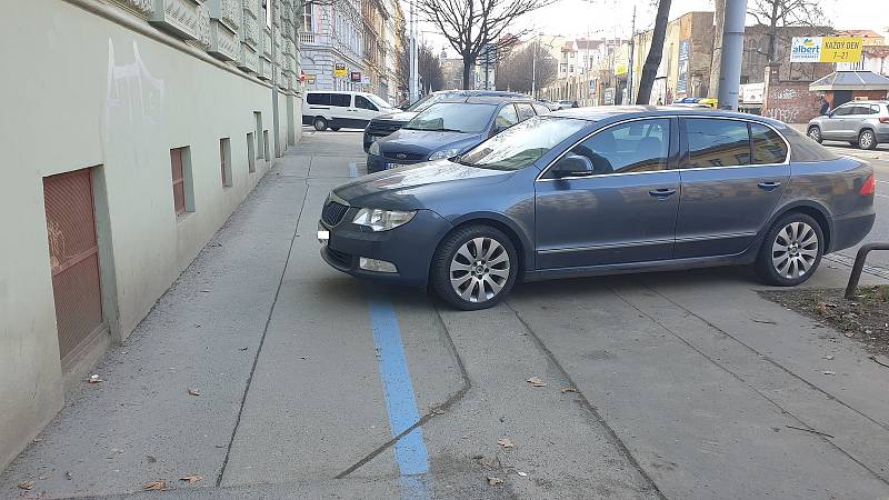 Úzké průchody pro pěší v brněnské Veveří ulici.