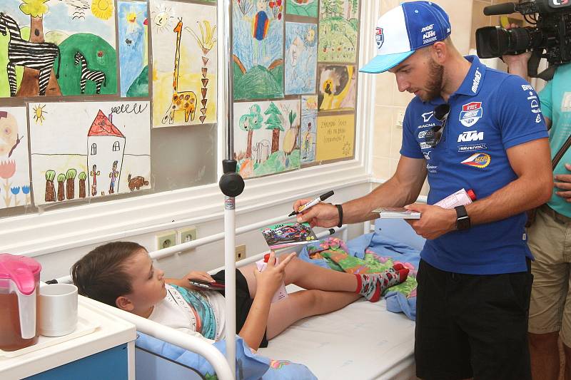 Brno 31.7.2019 - jezdci Moto GP Karel Abraham a Jakub Kornfeil navštívili malé pacienty v brněnské Dětské nemocnici.