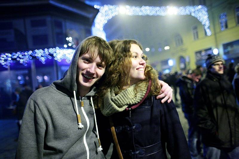 Konec starého a začátek nového roku přišly na náměstí Svobody v Brně oslavit tisíce lidí.