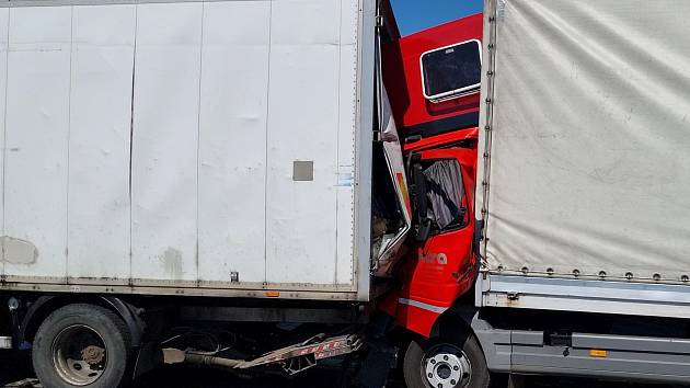 Tragická nehoda na D2. Po střetu dvou náklaďáků zemřel cizinec.