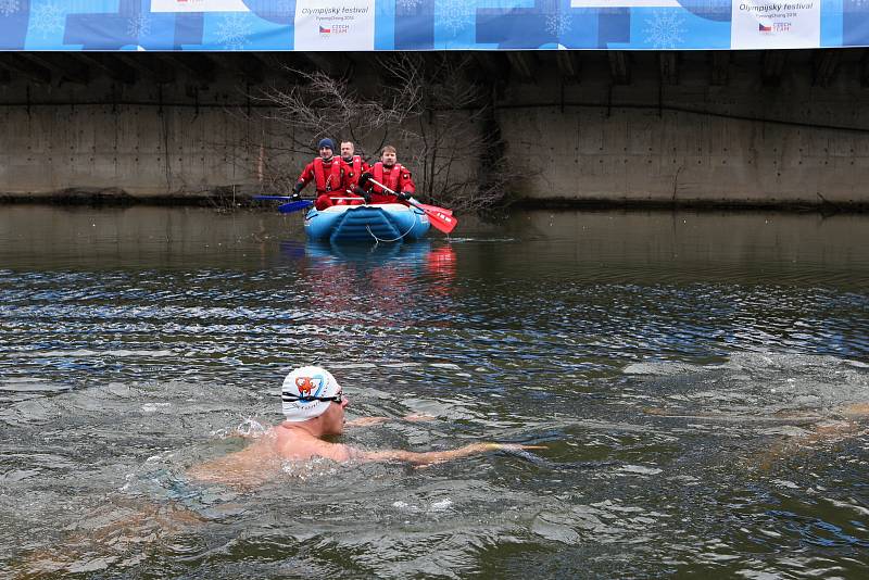 Desítky otužilých nadšenců se účastnily kryathlonu na Olympijském festivalu v Brně.