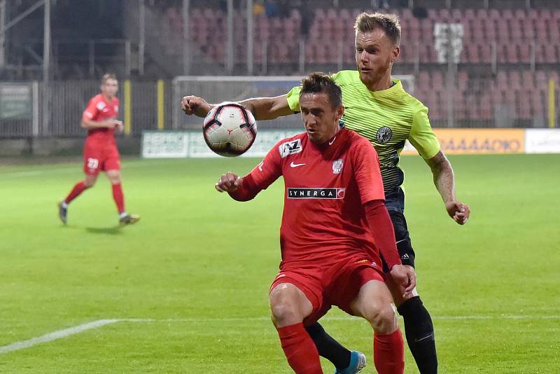 Domácí FC Zbrojovka Brno v červeném proti 1. SK Prostějov.