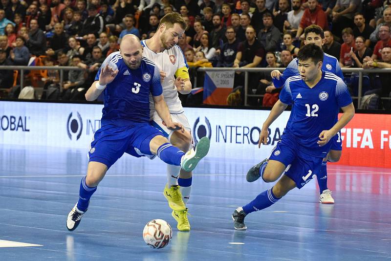 Kvalifikační turnaj na futsalové MS 2020 - ČR Michal Seidler (bílá) Kazachstán 3 Taynan a 12 Dauren Tursagulov (modrá)